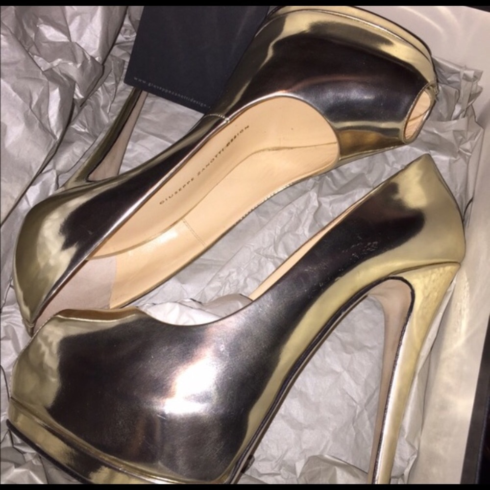 Giuseppe Zanotti size 38 metallic peep toe pumps